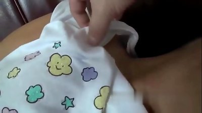 绅士福利（迷奸萝莉（真实））强烈推荐，迷奸邻居家的小女儿，高颜值，很可爱